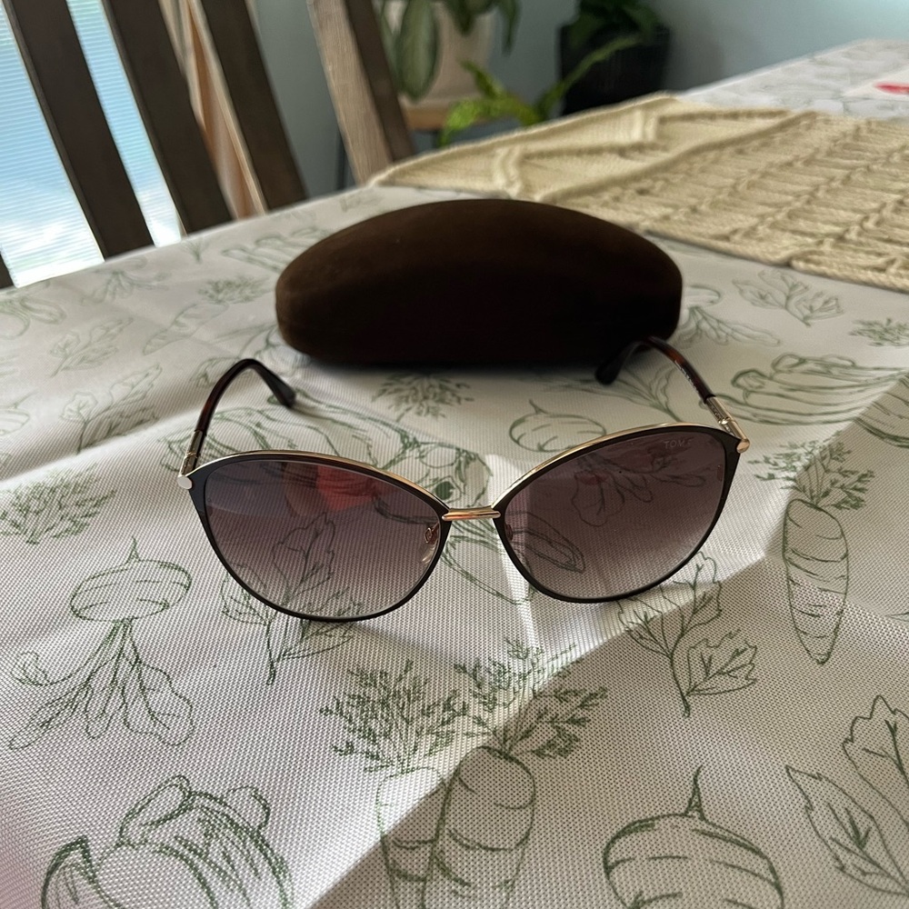 Elegant Brown Sunglasses with Case